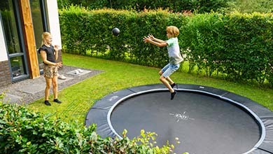 Sicheres Trampolinspringen dank Sicherheitsplatten