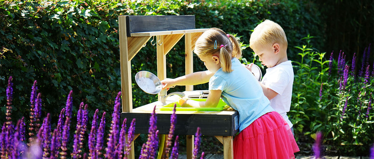 Kochen mit der Natur in der eigenen Spielküche im Freien