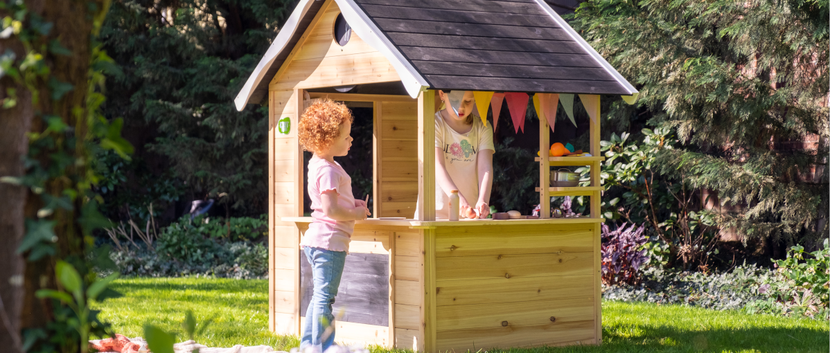Houten vs kunststof speelhuisje: wat past het best bij jouw tuin?