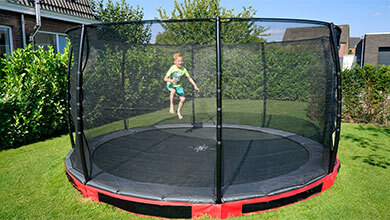 Wie grabe ich ein Trampolin ein?