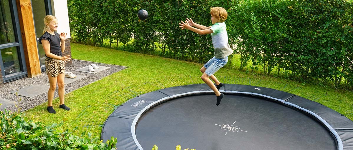 Sicheres Trampolinspringen dank Sicherheitsplatten