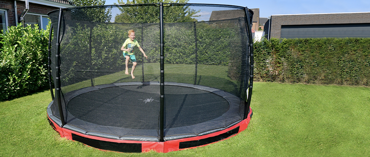 Wie grabe ich ein Trampolin ein?