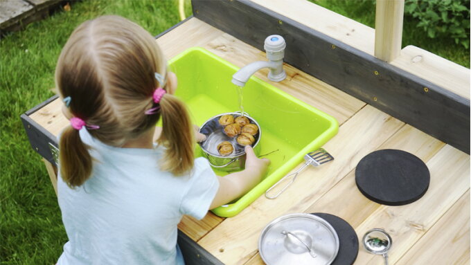 Kochen mit der Natur in der eigenen Spielküche im Freien