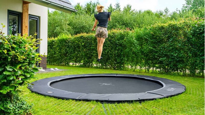 Sicheres Trampolinspringen dank Sicherheitsplatten