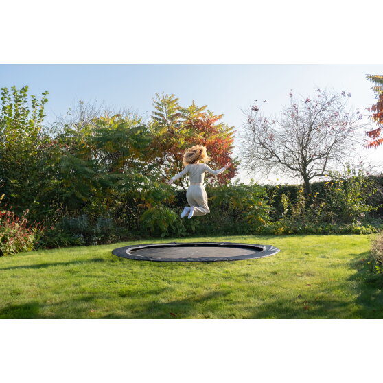 EXIT InTerra ebenerdige sports Trampolin ø244cm - schwarz