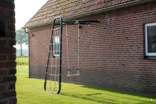 Monkeybar an der Wand: platzsparend, robust und vielseitig.