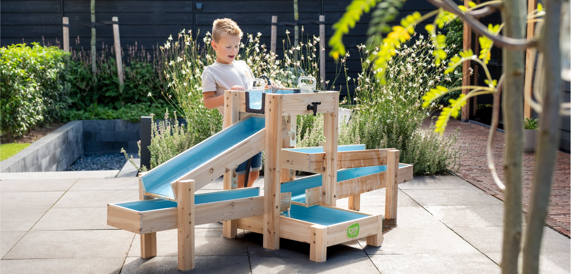 Eine verspielte Einf&uuml;hrung, die zeigt, wie die AquaFlow das Spielen im Freien in ein cleveres Abenteuer verwandelt, bei dem Lernen und Wasserspa&szlig; zusammenkommen.