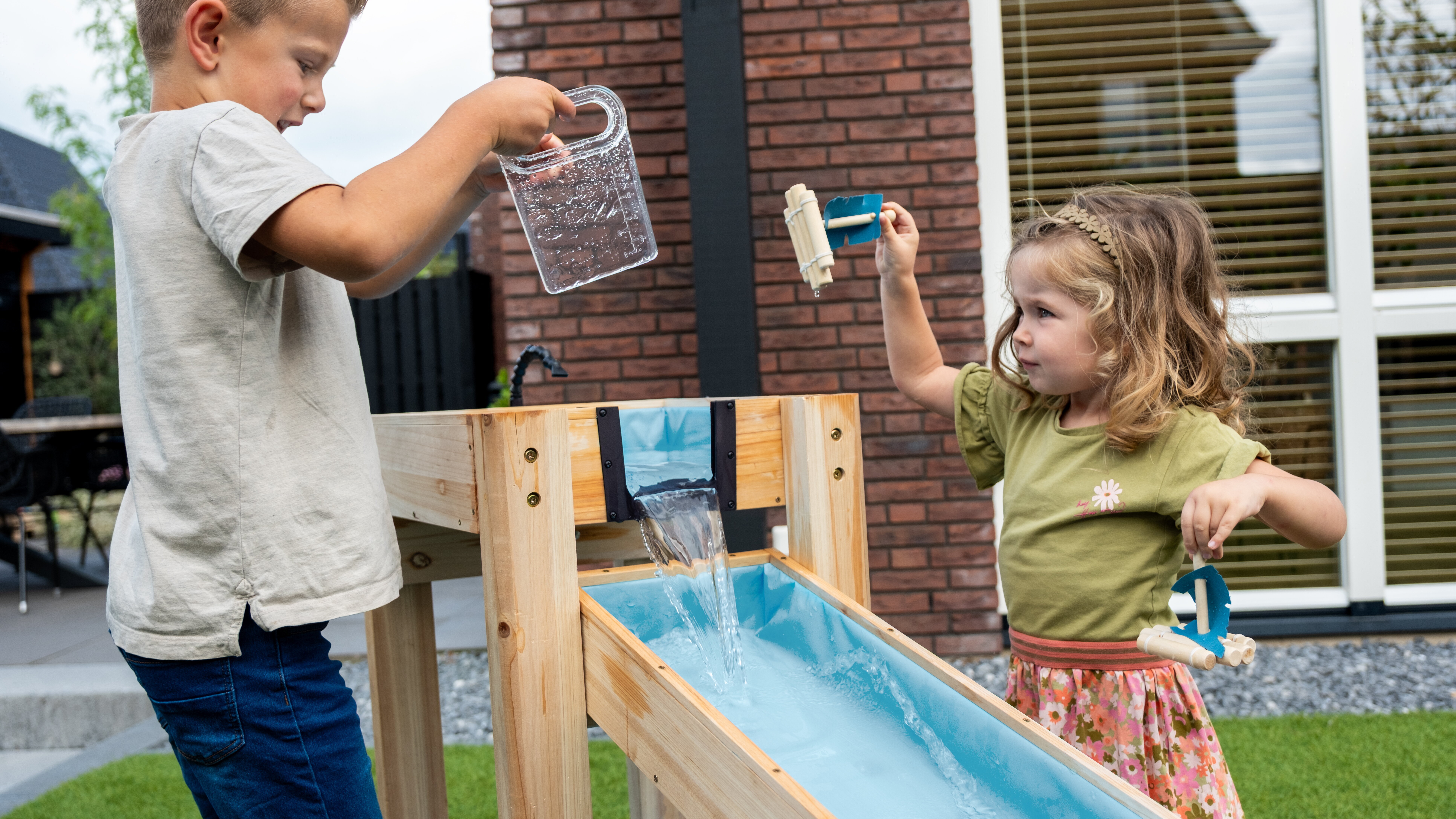Betont die Qualit&auml;t und das nachhaltige Design. FSC&reg;-zertifiziertes Holz, austauschbare Teile und recycelbare Materialien machen es f&uuml;r jahrelangen Gebrauch robust.