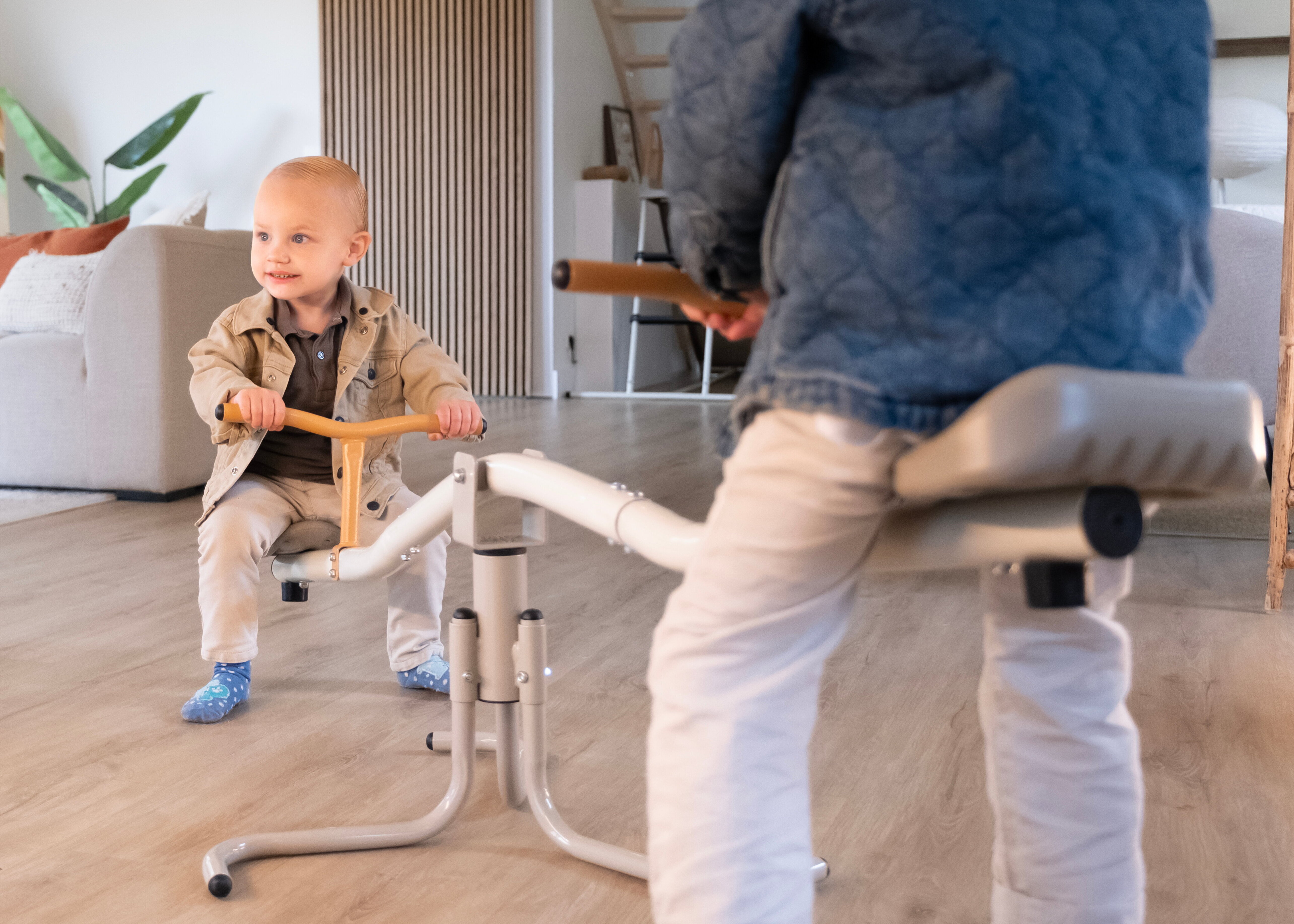 Die My First kreisende Wippe kombiniert Wippen mit Drehen und bietet Kindern ein sicheres Spielerlebnis dank der ergonomischen Sitze und rutschfesten Griffe. Das Ger&auml;t ist leicht im Gewicht, vollst&auml;ndig reparierbar und f&uuml;r den t&auml;gliche