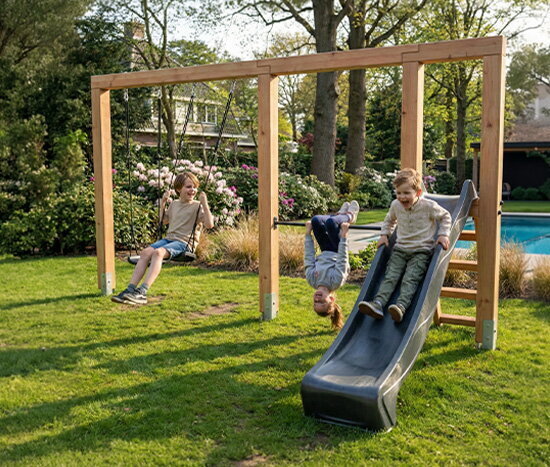 Drei Kinder genie&szlig;en drau&szlig;en ein Holzspielger&auml;t mit zwei Schaukeln, einer Turnstange und einer schwarzen Rutsche.