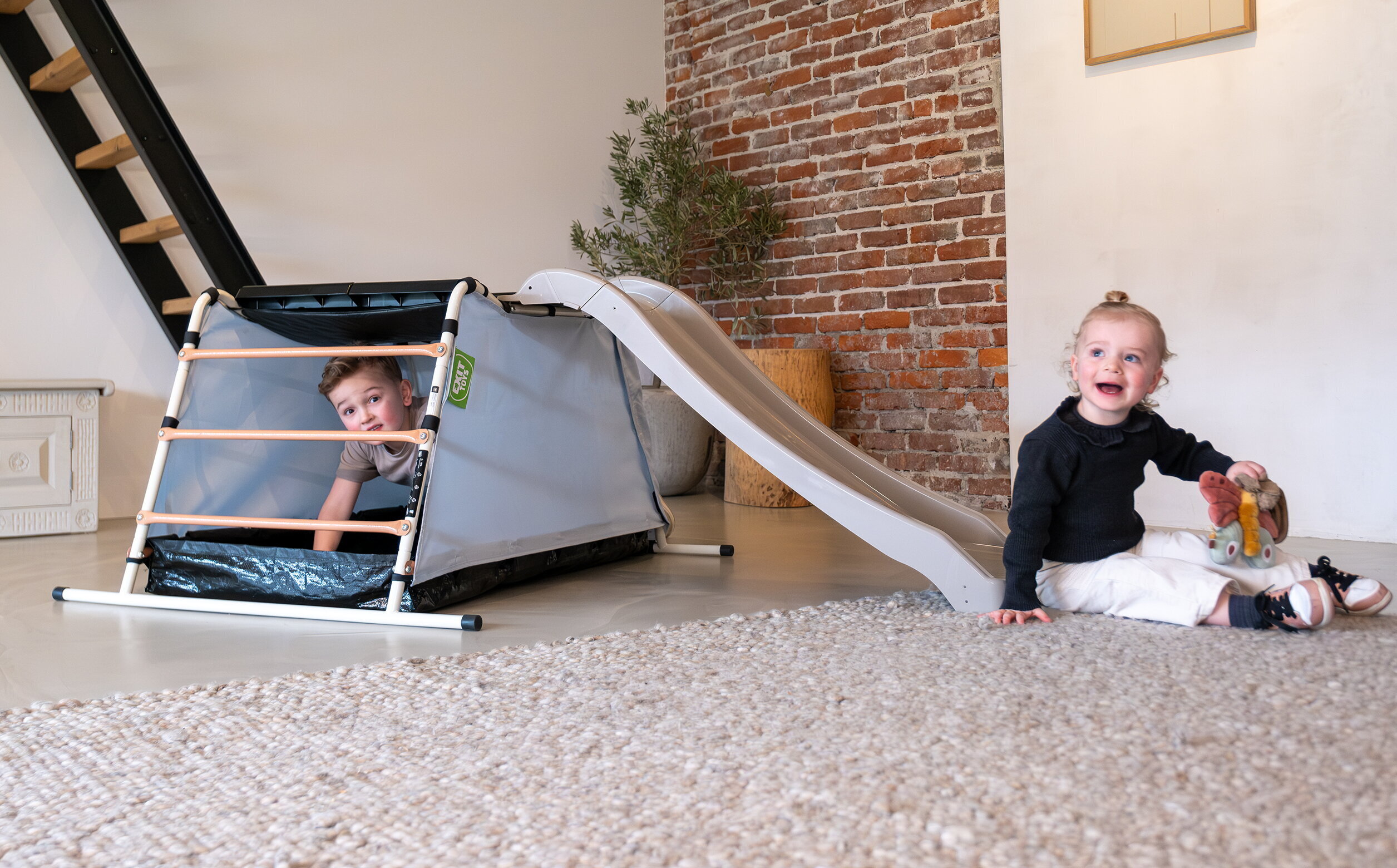 Die My First Multiplay kombiniert eine Rutsche mit einem Spielzelt und bietet Kleinkindern einen sicheren und fantasievollen Spielbereich. Das stabile Stahlgestell, die sanften Pastellt&ouml;ne und die sch&uuml;tzende Schaumauflage machen dieses Set f&amp