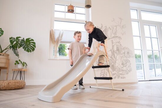 Die My First kreisende Wippe kombiniert Wippen mit Drehen und bietet Kindern dank der ergonomischen Sitze und rutschfesten Griffe ein sicheres Spielerlebnis.